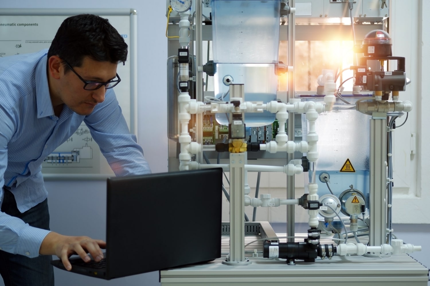 PLC Programlama ile Makine Otomasyonu: Temel Prensipler ve Teknikler