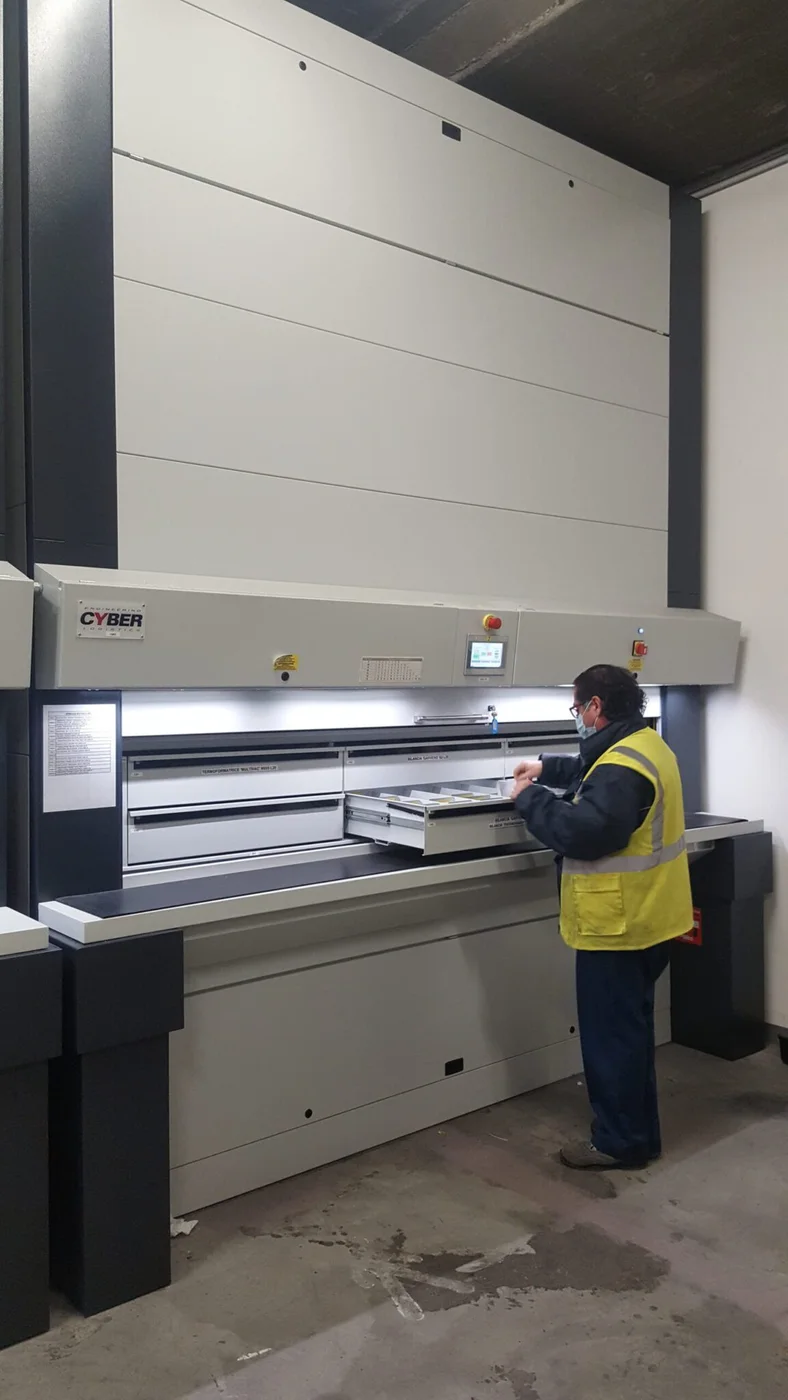 Operator picking in Cyber IMAG 300 vertical carousel warehouse