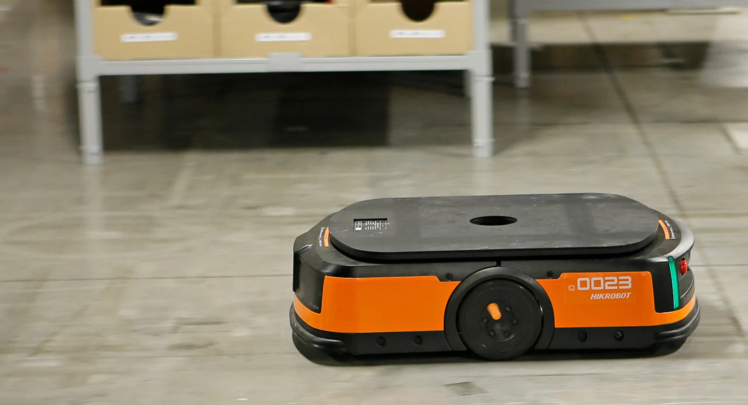 Depo zemininde yük taşıyan akıllı mobil robot