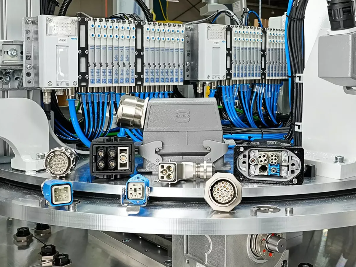 Endüstriyel makine üzerinde farklı HARTING Han dikdörtgen konnektör gövdeleri ve kablo bağlantıları