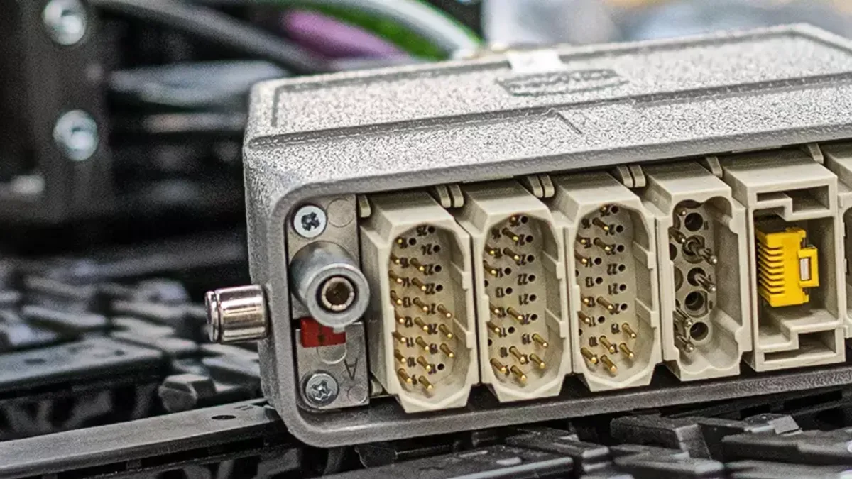 Güç, sinyal ve veri modülleri içeren HARTING Han-Modular endüstriyel konnektör