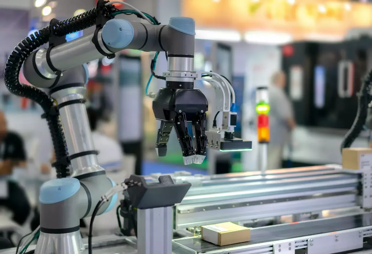 Industrial robot application equipped with HARTING’s custom-designed robot main cable harness.