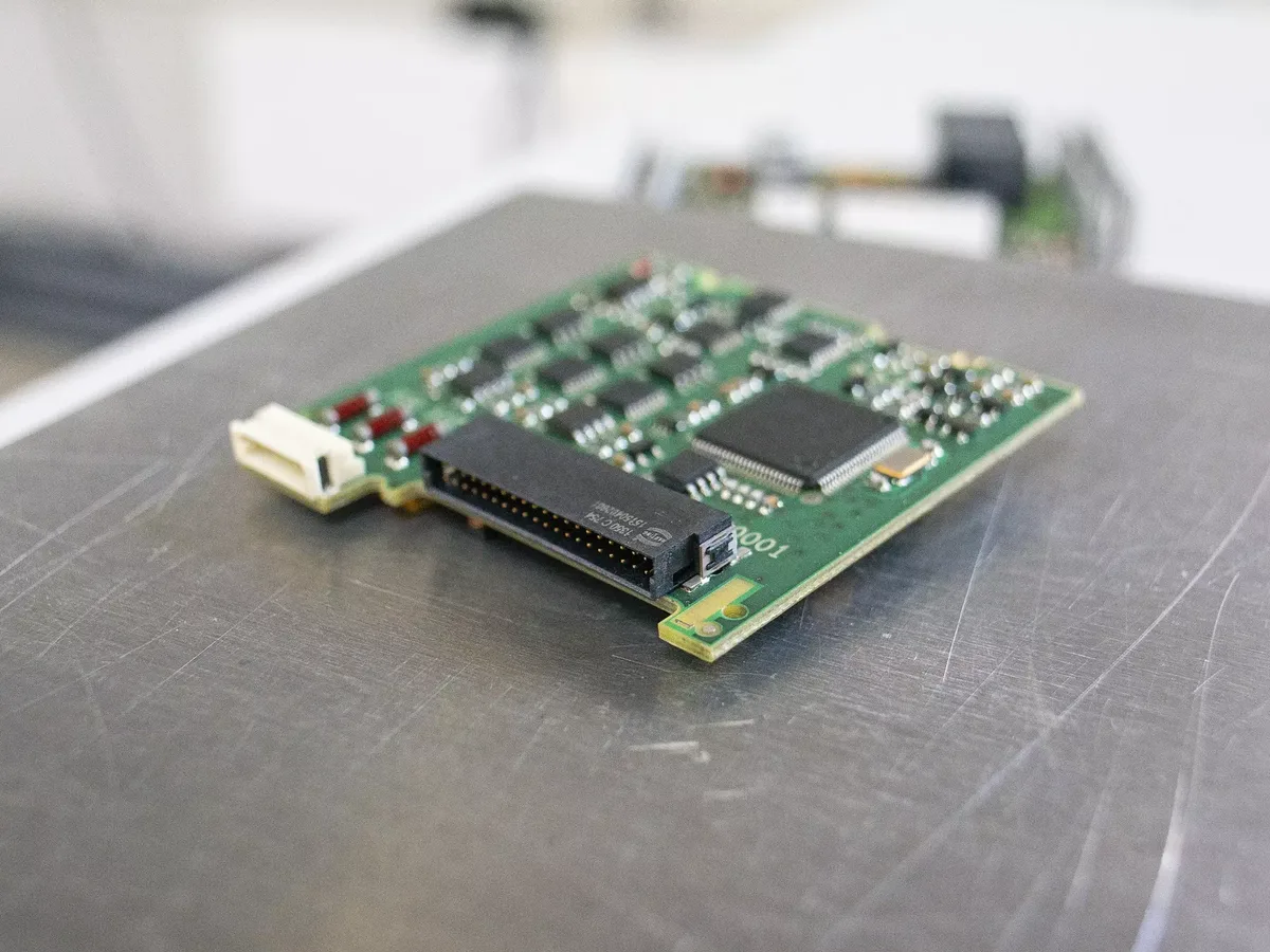 On the printed circuit board, a HARTING har-flex inter-board connector is used for connection.
