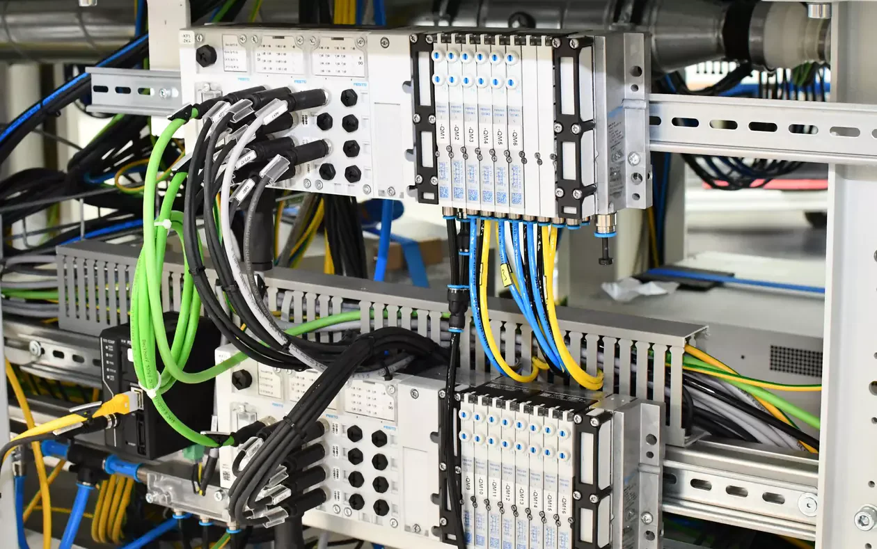 Connections established using HARTING pre-configured system cables on the control panel.