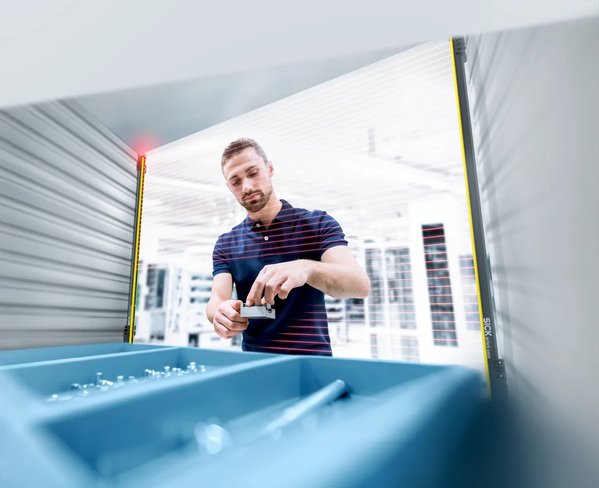 Operator protection during open-machine access with the SICK deTec4 light curtain
