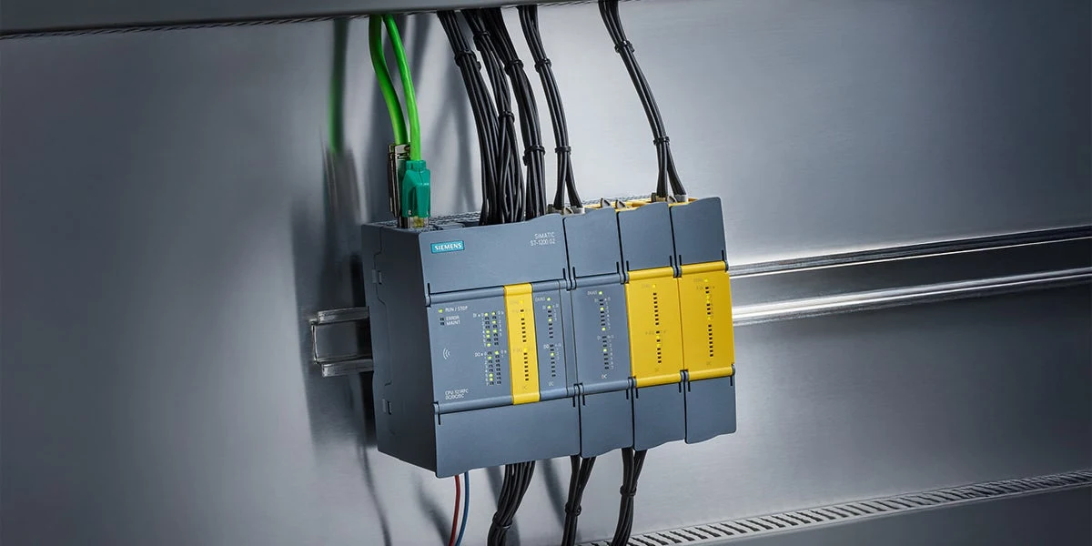 Siemens SIMATIC S7-1200 G2 kompakt ve fail-safe kontrolör ailesinin pano içindeki resmî uygulama görünümü