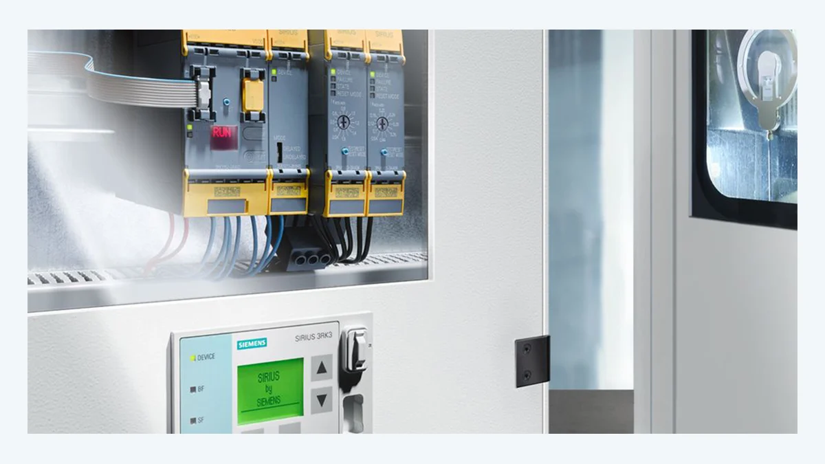Inside the control panel, there are Siemens SIRIUS 3SK safety relays and other safety components.